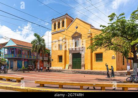 Iglesia y Plaza de la Trinidad, Barrio Getsemani, Cartagena de Indias, Kolumbien. Stockfoto