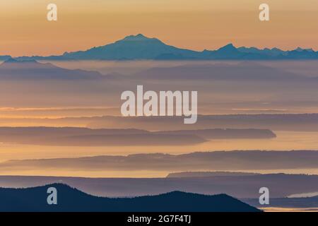 Morgenansicht über Puget Sound in Richtung Mount Baker vom nahe Marmot Pass in der Buckhorn Wildnis, Olympic National Forest, Olympic Mountains, Washing Stockfoto