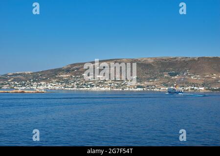 Parikia, Griechenland - 2017. Juni: Hafen und die Stadt Parikia von einer Fähre aus gesehen während der Verladung des Schiffes, Paros Insel in Griechenland, Europa Stockfoto