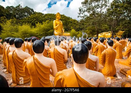 Wat Chak Yai Tempel, goldener buddha und Hunderte von Mönchen, in Chanthaburi, Thailand Stockfoto