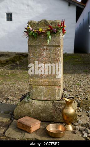 Ein Altar mit Opfergaben in der rekonstruierten römischen Festung Areia, auf der Südseite des Tyne, Südschieds, Tyne und Wear Stockfoto