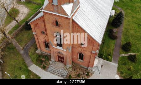 Blick aus der Höhe der katholischen Kirche des Hl. Stanislaw im Dorf Lyadsk. Weißrussland. Stockfoto