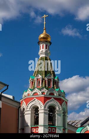 Glockenturm der Kathedrale der Kasaner Ikone der Gottesmutter in der Nähe des Roten Platzes in Moskau. Stockfoto