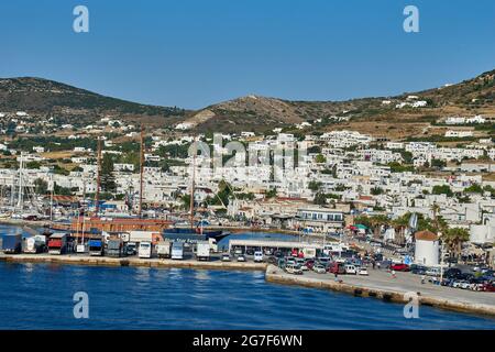 Parikia, Griechenland - 2017. Juni: Hafen und die Stadt Parikia von einer Fähre aus gesehen während der Verladung des Schiffes, Paros Insel in Griechenland, Europa Stockfoto