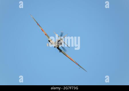 Von vorne sehen Sie ein Supermarine Spitfire-Kampfflugzeug aus dem zweiten Weltkrieg, das vom blauen Himmel abtaucht. RAF-Weltkrieg zwei Flugzeugnase, Propeller Stockfoto