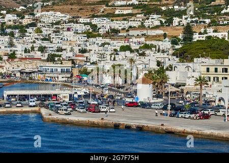 Parikia, Griechenland - 2017. Juni: Hafen und die Stadt Parikia von einer Fähre aus gesehen während der Verladung des Schiffes, Paros Insel in Griechenland, Europa Stockfoto