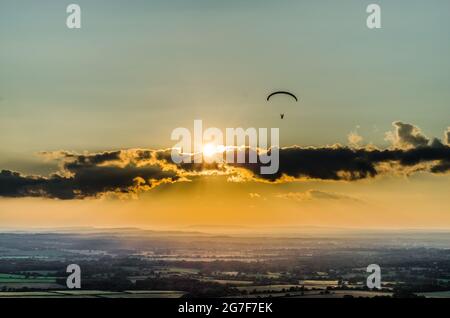 Devils Dyke, Brighton, East Sussex, Großbritannien. Juli 2021. Wind aus nördlicher Richtung bringt Gleitschirmflieger zu den herrlichen South Downs nördlich von Brighton. Eingleisiger Gleitschirm über die neblige Landschaft. Kredit: David Burr/Alamy Live Nachrichten Stockfoto