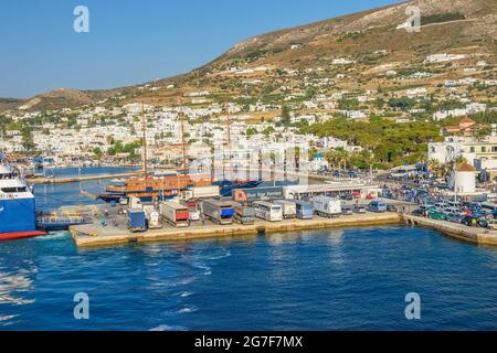 Parikia, Griechenland - 2017. Juni: Hafen und die Stadt Parikia von einer Fähre aus gesehen während der Verladung des Schiffes, Paros Insel in Griechenland, Europa Stockfoto