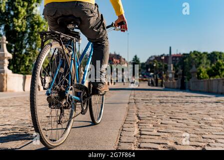 Junger Mann auf dem Fahrrad in der Stadt. Nahaufnahme. Stockfoto