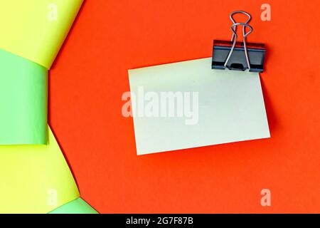 Mehrere Verschiedene Sammlungen Büropapier Schreibwaren Foto Mit Stiften Bleistifte Notizblöcke Notizbuch Lineal Hefter Scheren Clippers Papierclips Halter Zwischenablage Stockfoto