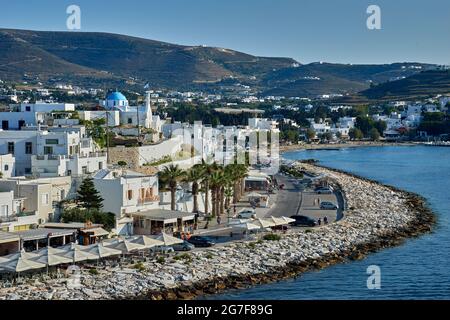 Parikia, Griechenland - 2017. Juni: Hafen und die Stadt Parikia von einer Fähre aus gesehen während der Verladung des Schiffes, Paros Insel in Griechenland, Europa Stockfoto