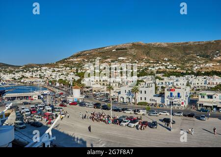 Parikia, Griechenland - 2017. Juni: Hafen und die Stadt Parikia von einer Fähre aus gesehen während der Verladung des Schiffes, Paros Insel in Griechenland, Europa Stockfoto