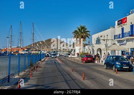 Parikia, Griechenland - Juni 2017: Hafen und Stadt Parikia auf der Insel Paros in den Kykladen, Griechenland, Europa Stockfoto