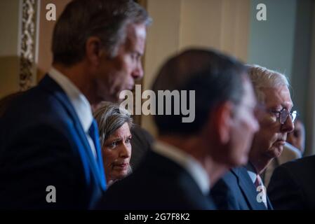 Washington, Vereinigte Staaten. Juli 2021. Der US-Senator Joni Ernst (Republikaner von Iowa) nimmt an einer Pressekonferenz nach dem GOP-Mittagessen des Senats im US-Kapitol in Washington, DC, am Dienstag, den 13. Juli 2021 Teil. Kredit: Rod Lampey/CNP/dpa/Alamy Live Nachrichten Stockfoto