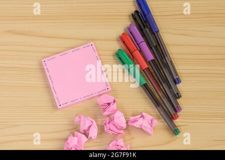 Mehrere Verschiedene Sammlungen Büropapier Schreibwaren Foto Mit Stiften Bleistifte Notizblöcke Notizbuch Lineal Hefter Scheren Clippers Papierclips Halter Zwischenablage Stockfoto