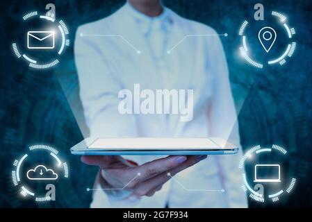 Lady In Uniform Stehen Halten Tablet In Der Hand Präsentiert Virtual Modern Technology. Geschäftsfrau Mit Lasche Zeigt Auf Neue Futuristische Technologie. Stockfoto