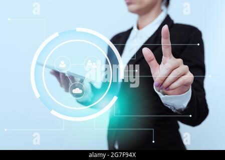 Frau Im Anzug Seitlich Stehend Hält Tablet Beim Anheben Des Fingers Und Zeigt Futuristisches Interface. Dame In Uniform Tragen Handy Zeigt Auf Moderne Stockfoto