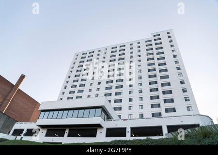 Blick auf ein hohes weißes Gebäude in Tacoma, Washington Stockfoto