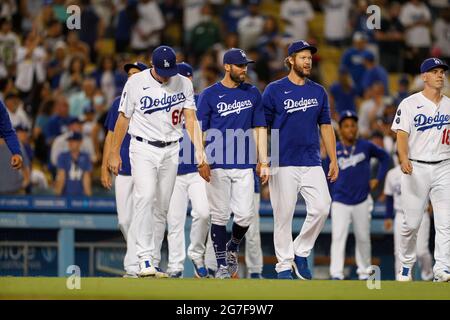 Los Angeles Dodgers Pitcher Clayton Kershaw (22) feiert einen Dodgers-Sieg während eines MLB-Spiels in der regulären Saison gegen die Arizona Diamondbacks am Samstag Stockfoto