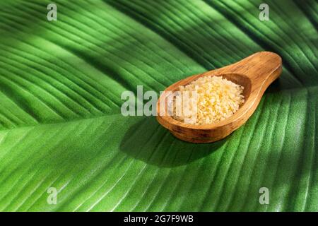 Japanisches Panko-Brot in Krümel auf Holzlöffel Stockfoto