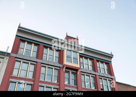 Blick auf ein rotes Gebäude mit einzigartigem Design und einzigartiger Struktur in Tacoma, Washington Stockfoto