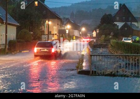 13. Juli 2021, Sachsen, Jöhstadt: Wasser steht auf der Straße im Landkreis Steinbach. Ein heftiger Sturm hatte die Stadt überfallen. Foto: Andre März/dpa-Zentralbild/dpa Stockfoto