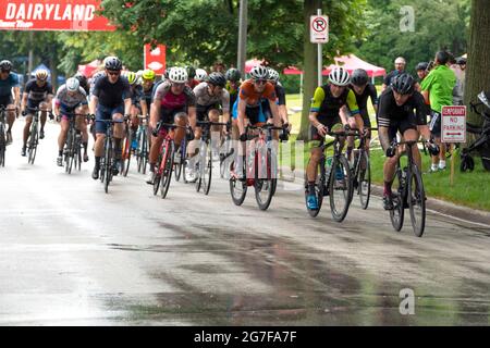 Wauwatosa, WI/USA - 26. Juni 2021: Kategorie-4-Rennfahrer und Anfänger auf Kurs in den Washington Highlands bei der Tour of America's Dairyland. Stockfoto