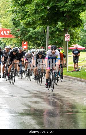 Wauwatosa, WI/USA - 26. Juni 2021: Kategorie-4-Rennfahrer und Anfänger auf Kurs in den Washington Highlands bei der Tour of America's Dairyland. Stockfoto