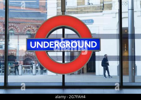London U-Bahn-Schild, roter Kreis mit UNTERGRUND in weiß auf blauem Hintergrund geschrieben England Großbritannien Stockfoto