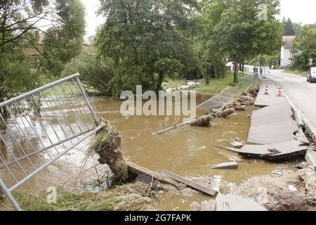 Überflutete Landschaft in Deutschland, Franken. Überfließender Fluss Zenn in Wilhermsdorf nach heftigen Regenfällen im Juli 2021. Stockfoto