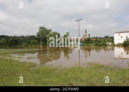 Überflutete Landschaft in Deutschland, Franken. Überfließender Fluss Zenn in Wilhermsdorf nach heftigen Regenfällen im Juli 2021. Stockfoto