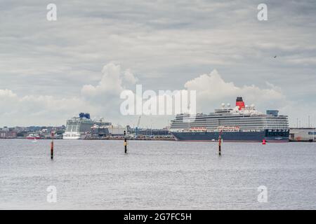 Die Cunard Queen Elizabeth und Britannia Schiffe dockten im Hafen von Southampton an, von Hythe Marina aus gesehen, Southampton, England, Großbritannien Stockfoto