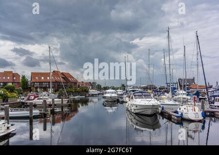 Die Boote liegen in Hythe Marina, Hythe, Hampshire, England, Großbritannien Stockfoto