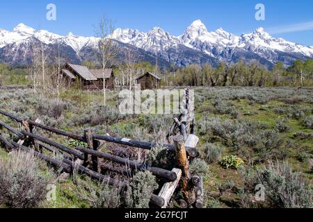 Kapelle der Verklärung Episcopal in Jackson Hole Wyoming im Mai, horizontal Stockfoto