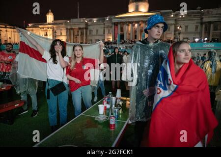 EURO 2020: England-Fans fühlen sich auf dem Trafalgar Square geschlagen, als Italien nach einem nervenaufreibenden Elfmeterschießen während des Euro-Finals 3-2 gewinnt. London, Großbritannien. Stockfoto