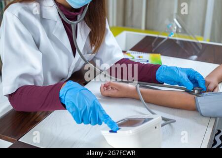 Nahaufnahme eines Arztes, der ihre Patientin untersucht Stockfoto