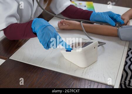 Nahaufnahme eines Arztes, der ihre Patientin untersucht Stockfoto