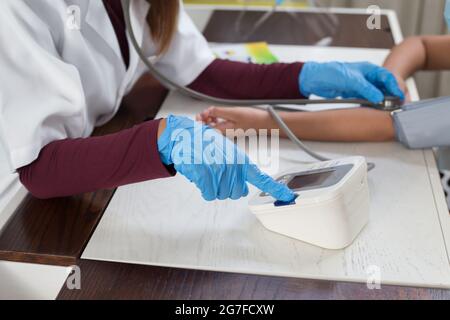 Nahaufnahme eines Arztes, der ihre Patientin untersucht Stockfoto