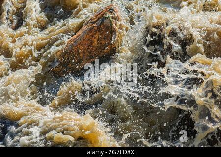 Rauschendes schlammiges Wasser fließt über Felsen im Sellars Gulch Gebiet durch starkes Gewitter, Castle Rock Colorado USA. Foto aufgenommen im Juli. Stockfoto