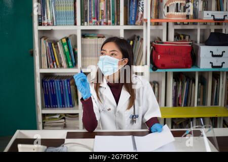 Nahaufnahme eines südostasiatischen Arztes mit einer medizinischen Maske Stockfoto