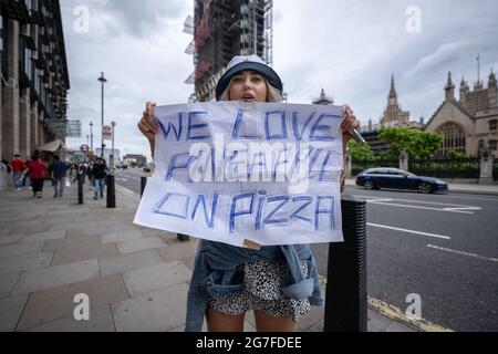 Euro 2020: „We Love Pineapple on Pizza“-Zeichen, als Fußballfans vor dem Finale von England gegen Italien in die Londoner Innenstadt drängen. London, Großbritannien. Stockfoto