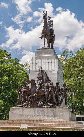 Gettysburg, PA, USA - 14. Juni 2008: Schlachtfelddenkmäler. Virginia State Monument ist eine große Gruppe von Bronzestatuen auf und vor Zementstein p Stockfoto