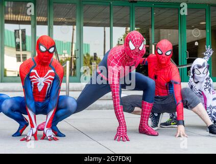 Die Teilnehmer stellen auf der Comic Con Convention 2019 in Los Angeles, Kalifornien, US, hockende Spider-man- und Marvel-Figuren dar. Stockfoto