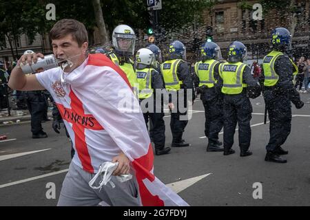 Euro 2020: Ungeordnetes Verhalten, da sich Tausende von Fußballfans vor dem Finale von England gegen Italien in der Nähe des Trafalgar Square drängen. London, Großbritannien. Stockfoto