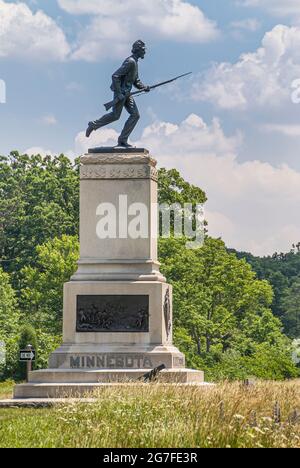 Gettysburg, PA, USA - 14. Juni 2008: Schlachtfelddenkmäler. Nahaufnahme der Statue des 1. Minnesota-Infanterie-Regiments zeigt den anlagenden Soldaten mit Gewehr und Ba Stockfoto