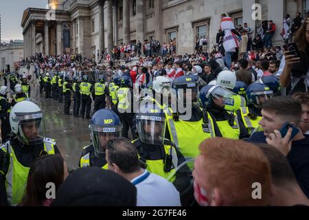 Euro 2020: Ungeordnetes Verhalten, da sich Tausende von Fußballfans vor dem Finale von England gegen Italien in der Nähe des Trafalgar Square drängen. London, Großbritannien. Stockfoto