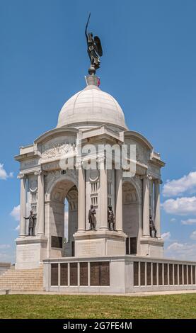 Gettysburg, PA, USA - 14. Juni 2008: Schlachtfelddenkmäler. Nahaufnahme des Pennsylvania State Memorial in weißem Stein mit Fresko und Statuen gegen Blau Stockfoto