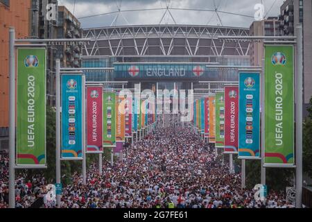 Euro 2020: Die Fans kommen in festlicher Stimmung vor dem Finale von England gegen Italien nach Wembley. London, Großbritannien. Stockfoto