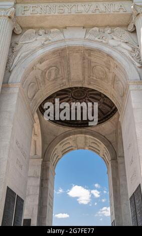 Gettysburg, PA, USA - 14. Juni 2008: Schlachtfelddenkmäler. Schauen Sie durch das weiße Pennsylvania State Memorial mit blauer Wolkenlandschaft am anderen Ende Stockfoto