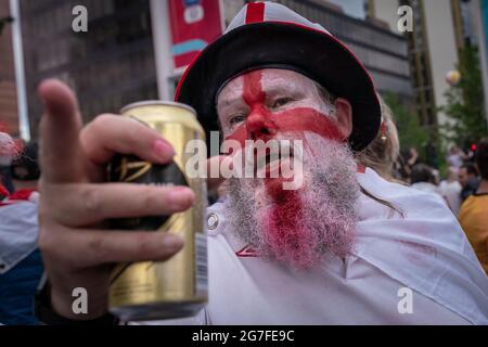 Euro 2020: Die Fans kommen in festlicher Stimmung vor dem Finale von England gegen Italien nach Wembley. London, Großbritannien. Stockfoto